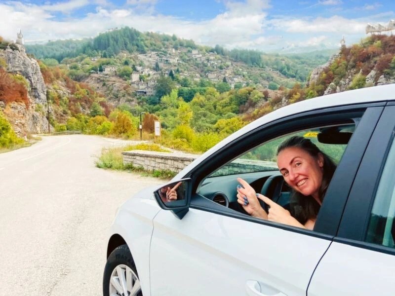 Frau im Mietwagen in Zagoria