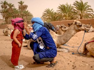 Beduine verschleiert Kind das Gesicht vor Wüstenstaub