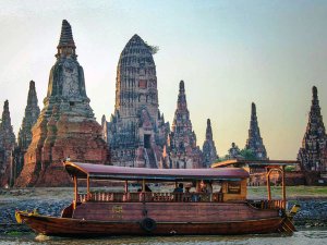 Transfer mit einer Fähre in Thailand