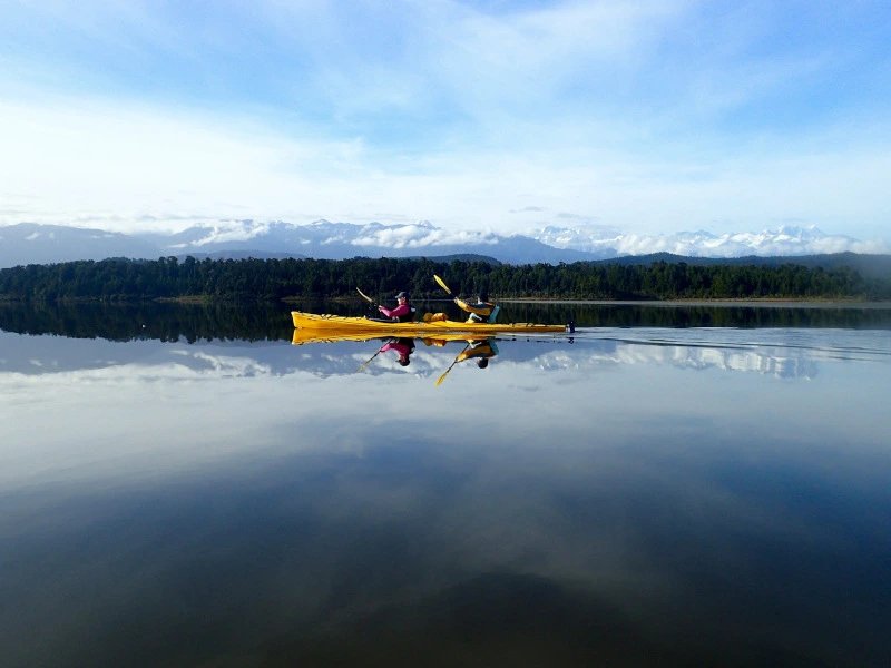 Kajakfahrer auf stillem See