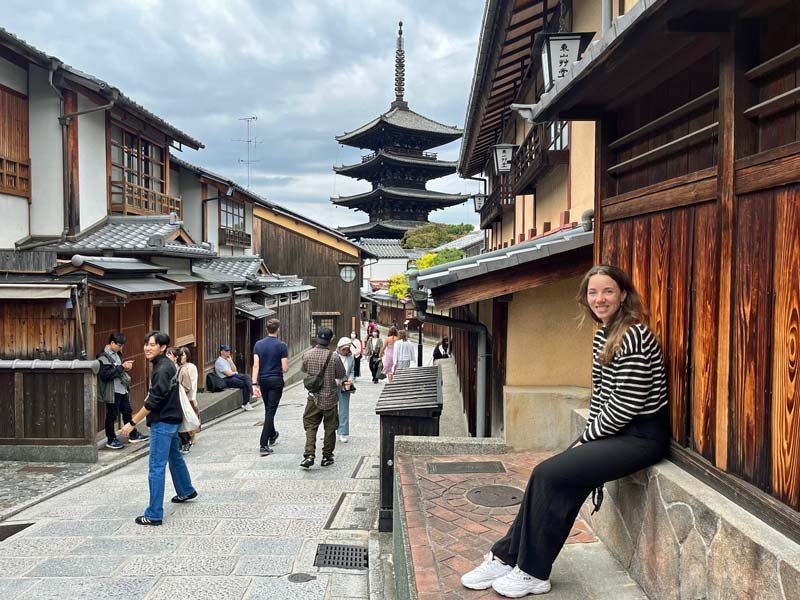 Reisende rastet am Straßenrand in Kyoto