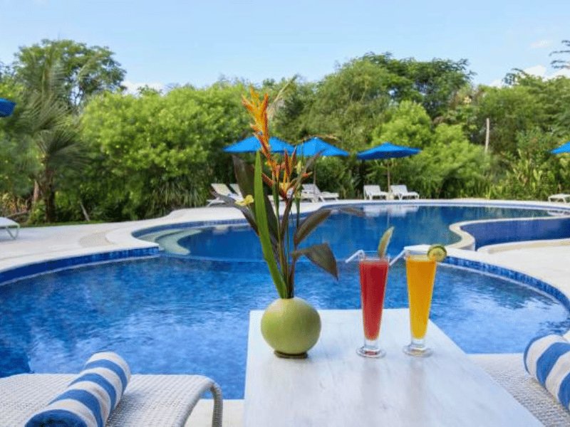 Hotelpool in Labuan Bajo auf Komodo