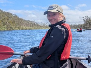 Reisespezialistin Izzy im Kanu durch die Noosa Everglades