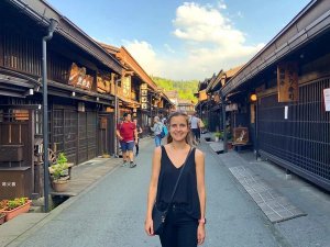Reisende auf der Straße zwischen den traditionellen Häusern Takayamas