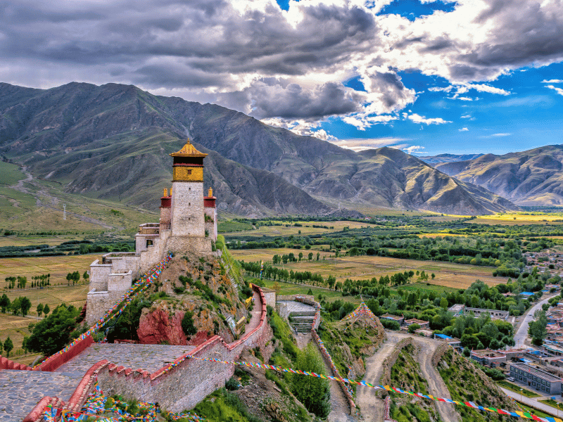 Yumbu Lakhang Palasts in Tsetang, Tibet