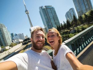 Reisende vor der Skyline und dem CN Tower in Toronto