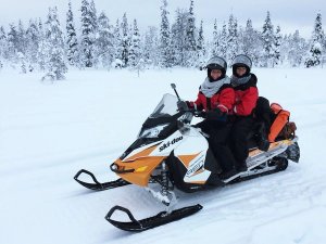 Fahrt mit dem Schneemobil in Lappland
