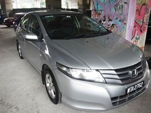 Silberner Mietwagen in Malaysia