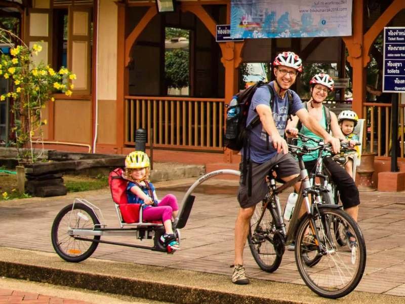 Familie bei Fahrradtour in Chiang Mai, Thailand