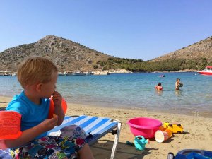 Tolo Kind am Strand