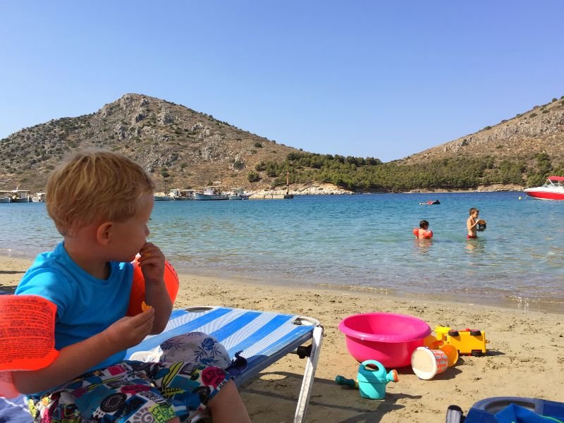 Tolo Kind am Strand