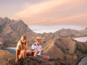 Kinder auf den Bergen von Padar auf Komodo in Indonesien