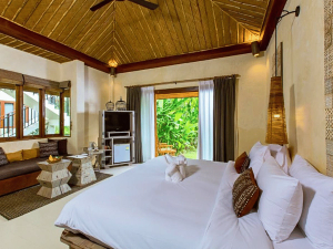 Komfortables Zimmer im Hotel in Khao Lak, Thailand