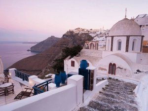 Weiße Terassen und Treppen auf Santorini