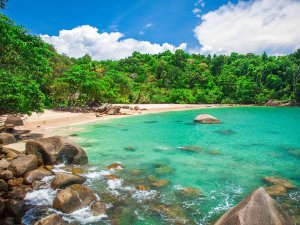 Grüne Bucht in Khao Lak in Thailand