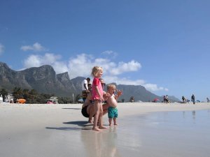 Kinder am Strand von Hout Bay in Südafrika