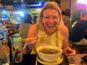 Tourist beim Essen auf dem Nachtmarkt in Luang Prabang Laos