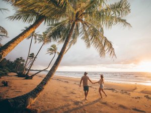 Paar am Strand unter Palmen