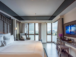 Komfortables Schlafzimmer in Bangkok am Fluss