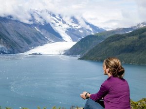 Reisende blickt auf Prince William Sound mit Gletscher bei Valdez, Alaska