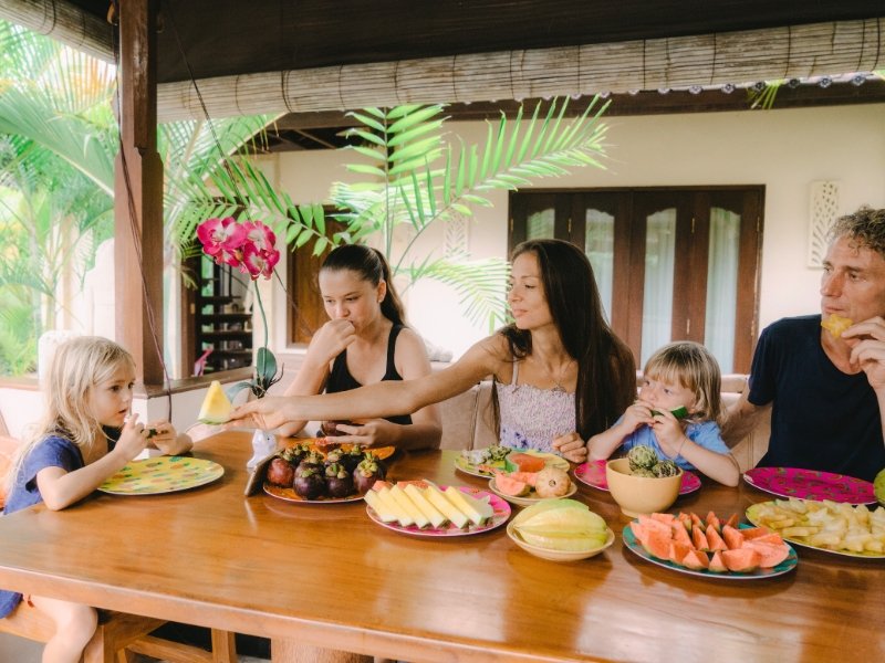 Familie isst frische Früchte in Costa Rica