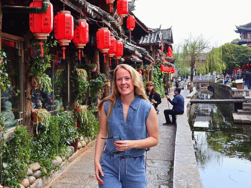 Reisende am Kanal in Lijiang