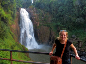 Junge Frau vor einen kleinen Wasserfall