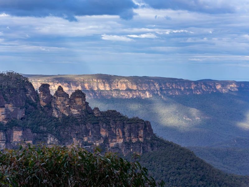Blick auf die markanten Three Sisters Felsen in den Blue Mountains, Australien