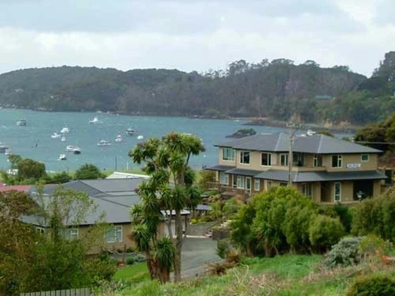 Außenansicht des Hotels auf Stewart Island in Neuseeland mit dem Meer im Hintergrund