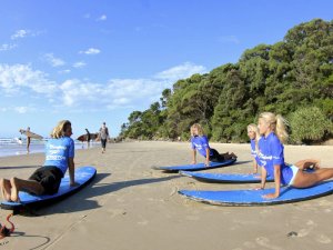 Surfer am Strand von Byron Bay in Australien