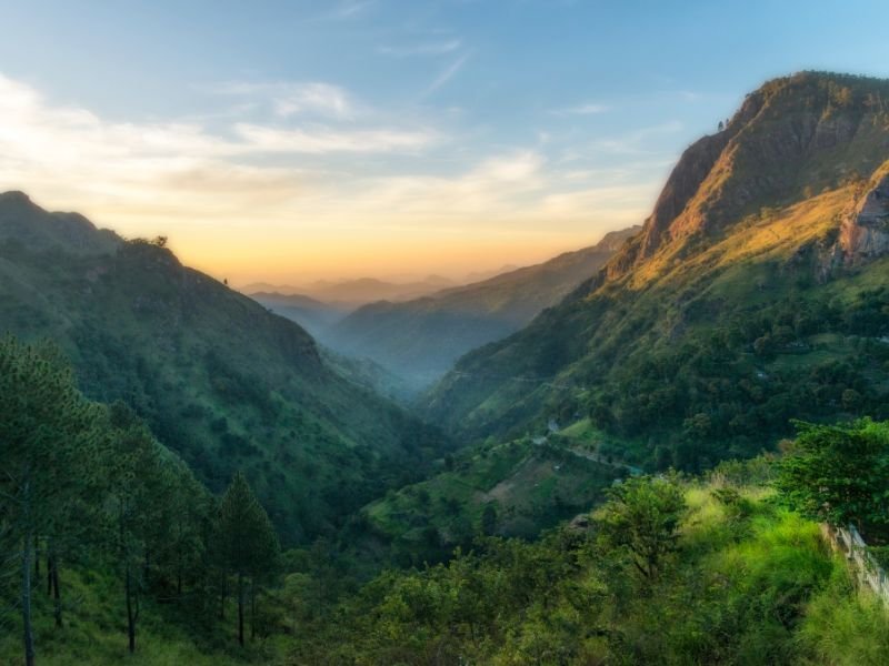 Bergwelt mit grünen Hügeln in Ella, Sri Lanka