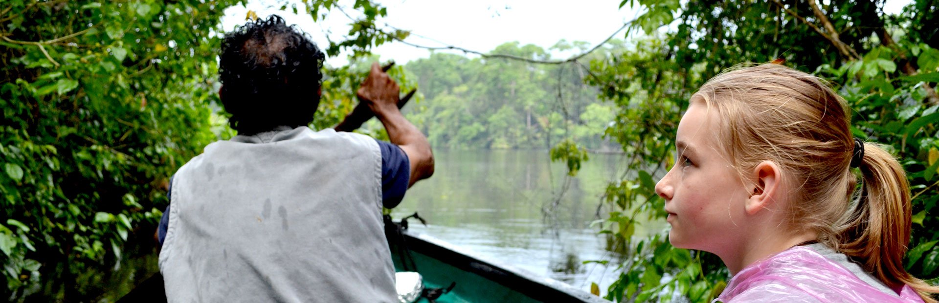 Guide und Kind während einer Bootsfahrt in Tortuguero