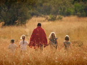 Ein Maasai mit Kindern
