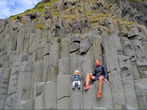 Familie am Reynisfjara Strand