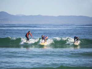 Surfer am Strand von Byron Bay in Australien