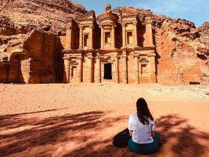 Menschen vorm Kloster von Petra Jordanien