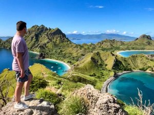 Reisender auf dem Aussichtspunkt in Padar auf Flores