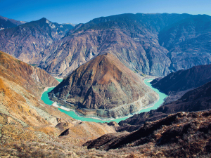 Der Yangtze fließt im Tal des Gebirge in der Yunnan Region in China