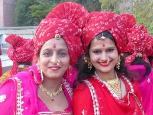 Zwei Locals mit traditioneller Kleidung