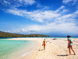 Reisendes Paar am Strand von Menjangan auf Bali