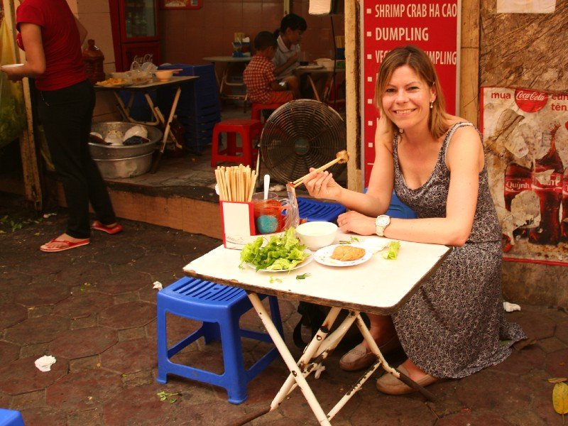 Reisende isst an typischer Garküche in Vietnam