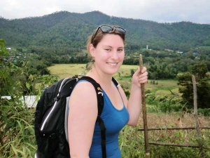 Reisespezialistin Franziska Matthes beim Wandern in Laos