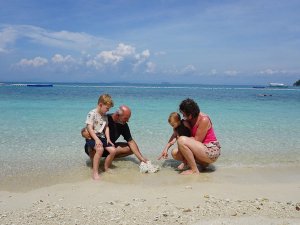 Familie am Strand in Malaysia