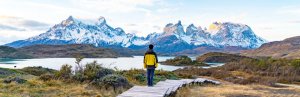 Mensch von hinten vor Bergpanorama in Chile