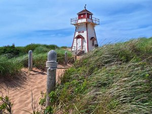 Dünen und Leuchtturm auf Prince-Edward-Island in Kanada