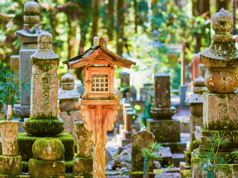 Friedhofslaterne auf dem Friedhof in Koyasan in Japan