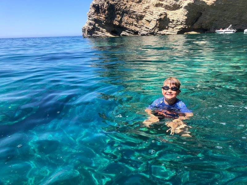 schwimmendes Kind