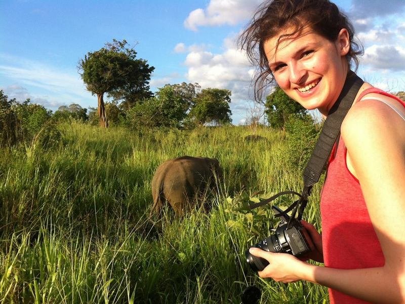 Frau fotografiert kleinen Elefanten im Yala Nationalpark