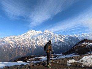 Tourist schaut auf die Schneespitzen der Berge in Nepal