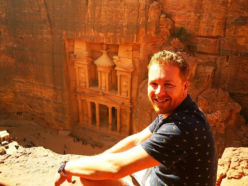 Mensch überhalb von der Schatzkammer bei Petra Jordanien